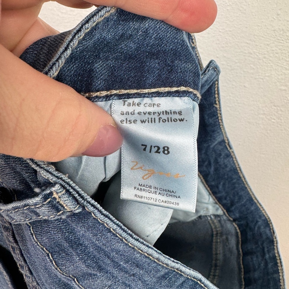 Vigoss High Rise Denim Ace Shorts Womens Size 7/28 Medium Wash Rhinestones - Picture 7 of 9